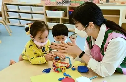 경기 팔탄공단에 개원한 한미꿈나무어린이집의 전문 교사가 어린이들과 학습놀이를 하고 있다. 사진=한미약품