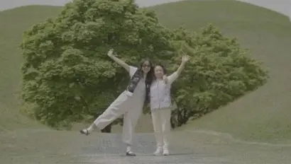 이효리가 엄마와 단둘이 떠난 첫 경주 여행. 요즘 세대는 사진을 찍으며 점프 등 각종 포즈를 취하는 것에 익숙하지만, 엄마는 생애 처음으로 사진을 찍으며 점프를 시도해 본다. 사진=JTBC 제공