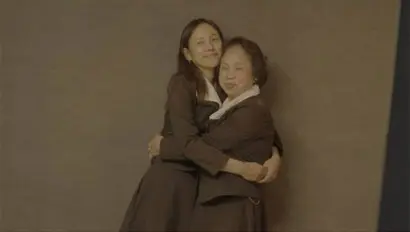 딸은 자꾸 웃으라고 하며 사진을 많이 찍고 싶어하지만, 마음 속엔 소녀가 있지만 겉은 늙어버린 엄마는 사진 속 늙은 내 모습이 마음에 들지 않는다. 사진=JTBC 제공