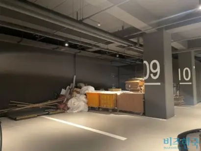 지하 주차장 적재물. 사진=양휴창 기자