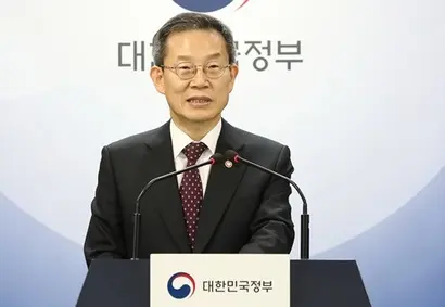지난해 11월 서울 종로구 세종대로 정부서울청사에서 통신비 부담완화 방안 브리핑에 나선 이종호 과학기술정보통신부 장관. 사진=임준선 기자