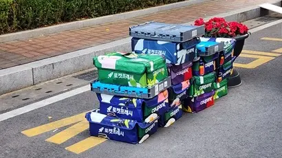 쿠팡이 신선식품 배송 시 사용하는 프레시백 회수와 관련해 배송 기사들의 불만이 커지고 있다. 수거되지 않은 프레시백을 주민들이 따로 모아둔 모습. 사진=박해나 기자