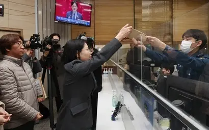 한국과학기술원(KAIST) 동문들이 지난 1월 서울 서대문구 경찰청 국가수사본부에 방문해 대통령 축사 중 R&D 예산 복원을 요구하며 항의하던 졸업생을 대통령경호처가 강제퇴장시킨 일에 대해 고발장을 제출하는 모습. 사진=연합뉴스