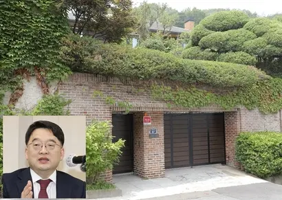 재계 41위 OCI그룹 이우현 회장은 부친인 고 이수영 회장으로부터 증여한 성북동 단독주택에 주민등록상 거주지를 두고 있다.  사진=연합뉴스, 비즈한국DB