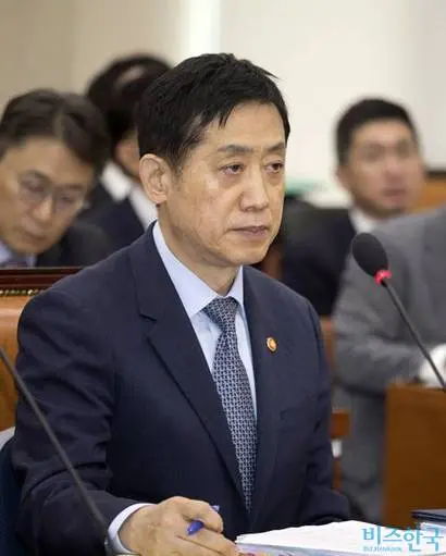 김주현 금융위원장은 지난 25일 5대 원화 가상자산 거래소 대표와 만나 “거래지원 기준 등 투명한 자율규제 질서를 확립하고 이상 거래 감시·보고 등에 만전을 기해달라”고 당부했다. 사진=이종현 기자