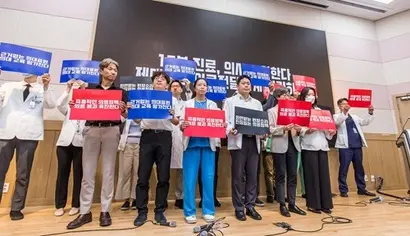 서울대학교 의과대학 교수, 전공의, 의대생들이 17일 오전 서울 종로구 서울대학교 의과대학 융합관 양윤선홀에서 열린 휴진 결의 집회에서 손팻말을 들고 있다. 이날 서울대 의대와 서울대병원 교수들의 50% 이상이 전공의 사태 등의 해결을 요구하며 집단 휴진에 나섰다. 사진=최준필 기자