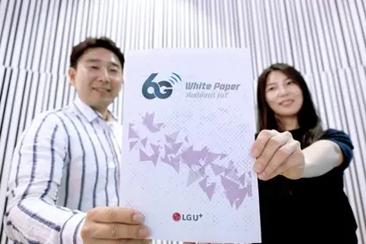 SK(위)와 LG유플러스는 6G 백서를 출간해 공개했다. 사진=각 사 제공