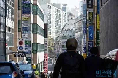 서울 서초동 법조타운 모습. 로스쿨 도입 이후 변호사들이 늘고 1인당 수임 건수가 급감해 ‘변호사들의 먹고사는 문제가 심각하다’는 말이 나온다. 사진=최준필 기자