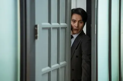 아내 정수진과 함께 타락한 운동권을 상징하는 사모펀드 남산 C&C 대표 한민호. 정치인에게 가족이란 가장 가까운 동지이면서도 가장 뼈아픈 족쇄가 될 수 있음을 잘 보여주는 인물. 사진=넷플릭스 제공