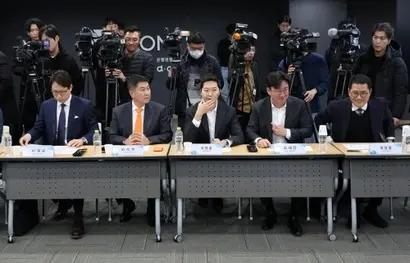국내 원화 거래소 CEO들이 7월 7일 금융감독원장-가상자산 사업자 CEO 간담회에 참석한 모습. 왼쪽부터 이재원 빗썸코리아 대표, 이석우 두나무 대표, 차명훈 코인원 대표, 오세진 코빗 대표, 조영중 스트리미 대표. 사진=연합뉴스