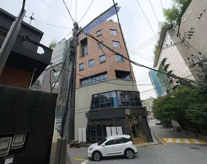 배우 이정재 씨의 개인회사 베나픽처스가 6월 220억 원에 매입한 청담동 빌딩. 사진=카카오맵 로드뷰