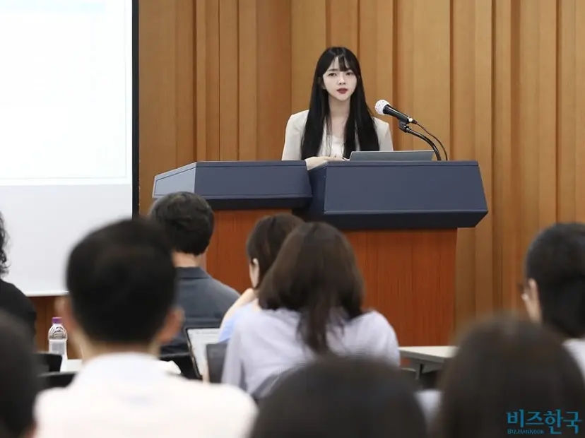 허유정 중앙대 문화예술경영 박사과정 연구원이 지난 5월 22일 서울 강남구 삼성동 아셈빌타워 법무법인 화우 연수원에서 주제발표를 하고 있다. 사진=임준선 기자