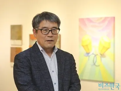 한국미술응원프로젝트협회가 주최하는 ‘KAUP 2024展’에 참석해 축하 인사를 전하는 김원양 일요신문 대표이사. 사진=박정훈 기자