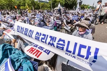 대한의사협회가 6월 18일 서울 영등포구 여의도 환승센터 주변에서 전국 의사 총궐기대회를 열었다. 사진=최준필 기자