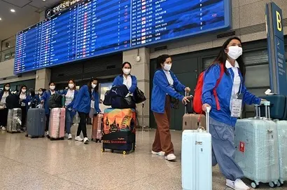 외국인 가사관리사 시범사업에 참여하는 필리핀 가사관리사들이 지난 6일 아침 인천국제공항 제1터미널을 통해 입국한 뒤 버스로 이동하고 있다. 사진=서울시 제공