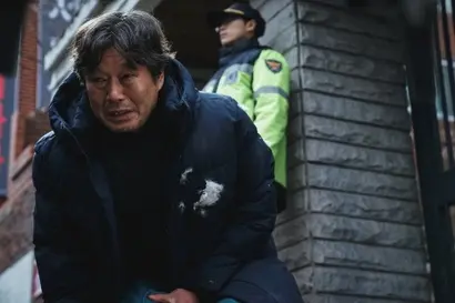13년의 형기를 마치고 출소한 김국호는 자신의 목에 200억원이 걸린 현실과 자신을 이용하고자 하는 인간들을 활용해 자신의 욕망을 채우고자 한다. 사진=디즈니플러스 제공
