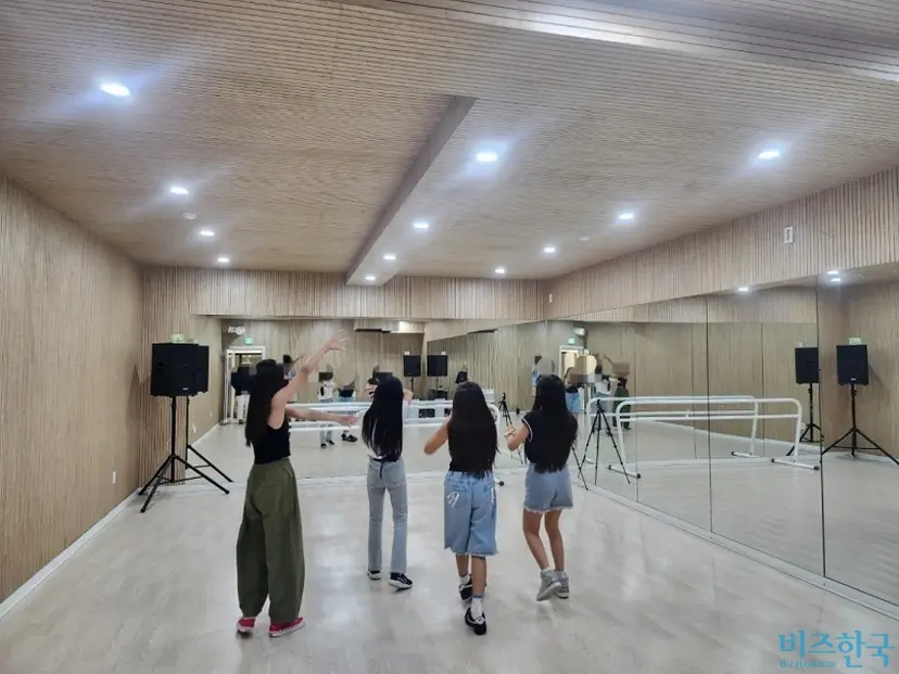 K팝 트레이닝 학원 ‘임프루브 어빌리티’에서 안무를 배우고 있는 초등학생들. 사진=전현건 기자