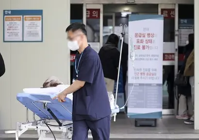 의대 정원 증원 정책에 반발하는 전공의들이 사직서를 제출하며 파업에 돌입한 첫날인 지난 2월 20일 오전 서울의 한 대형병원에 응급실 병상 포화 안내문이 세워져 있다. 사진=박정훈 기자