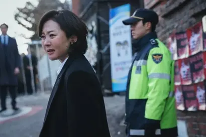추락할 길만 남았던 호산시장 안명자는 김국호를 호산시에서 몰아내 자신의 정치 생명을 연장하고자 한다. 사진=디즈니플러스 제공