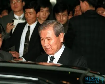 1995년 11월 16일 노태우 전 대통령이 비자금과 관련해 검찰에 구속되고 있다. 사진=비즈한국 DB