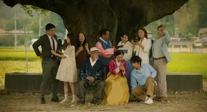 온 가족이 함께 관람하며 가족의 의미에 대해 곱씹어볼 만한 영화 ‘장손’. 영화를 보고 나서 성진의 가족처럼 모두 사진이라도 한 컷 남겨두면 어떨까. 사진=인디스토리 제공