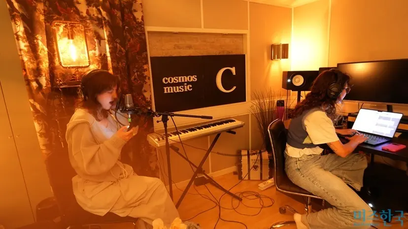 작곡한 노래의 데모곡을 녹음 중인 작곡가 시아라 머스캣(Ciara Muscat)과 요나 홀(Jonna Hall). 사진=전다현 기자