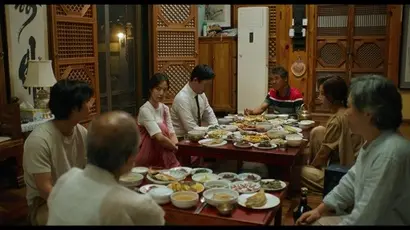 제사를 끝내고 온 가족이 모인 자리에서 장손 성진은 가업인 두부공장을 잇지 않겠노라 폭탄선언을 한다. 과연 이에 대한 가족들의 반응은? 사진=인디스토리 제공