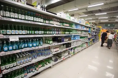 대형마트에 진열된 다양한 소주 제품들. 오비맥주가 제주소주를 인수해 소주 사업에 진출한다. 사진=이종현 기자