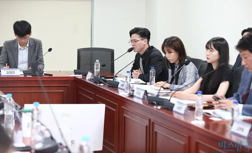 아이돌 그룹 ‘틴탑’ 전 멤버인 방민수 씨가 30일 오전 서울 여의도 국회 의원회관에서 열린 ‘국회에 간 아이돌, K-POP의 성공 뒤에 가려진 아동·청소년의 노동과 인권’ 토론회에서 아이돌 출신의 현장 겸험에 대해 증언하고 있다. 사진=박은숙 기자