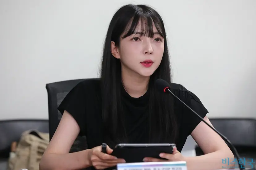 아이돌 그룹 ‘단발머리’ 전 멤버인 허유정 씨가 30일 오전 서울 여의도 국회 의원회관에서 열린 ‘국회에 간 아이돌, K-POP의 성공 뒤에 가려진 아동·청소년의 노동과 인권’ 토론회에서 아이돌 출신의 현장 겸험에 대해 증언하고 있다. 사진=박은숙 기자
