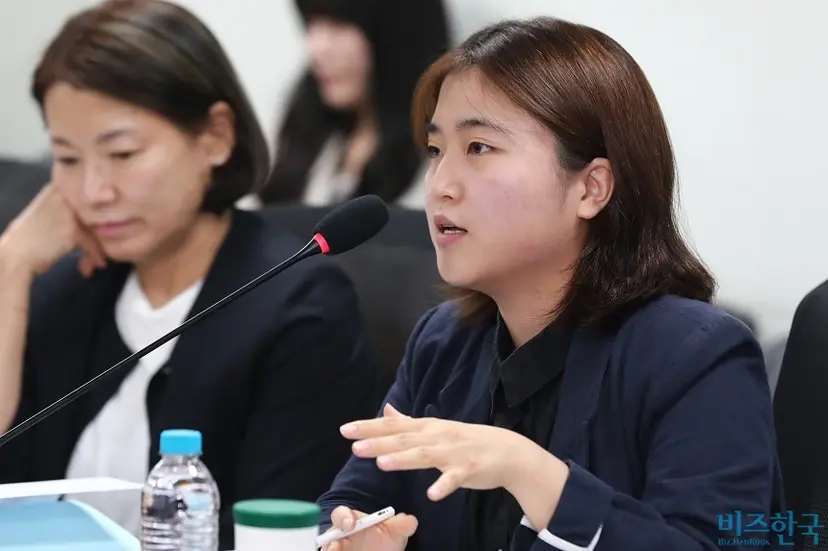 전다현 비즈한국 기자가 30일 오전 서울 여의도 국회 의원회관에서 열린 ‘국회에 간 아이돌, K-POP의 성공 뒤에 가려진 아동·청소년의 노동과 안전’ 토론회에서 기자가 바라본 아이돌 인권의 현주소를 주제로 발언하고 있다. 사진=박은숙 기자