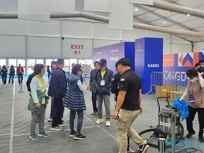 KADEX2024에 들어오지 못한 시민들이 항의하고 있다. 사진=전현건 기자