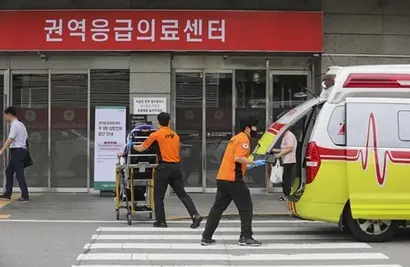 지난달 5일 오전 구급차에서 이송된 환자가 권역응급의료센터(응급실)로 들어가고 있다. 사진=박정훈 기자