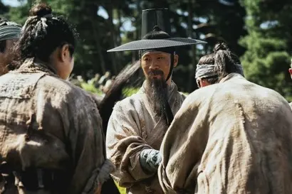 호남 유생 출신 의병장인 김자령. 신분과 관계없이 백성들과 스스럼없이 지내는 모습을 보이지만 결국 양반 티는 벗지 못하는 한계도 있다. 조선 의병장 김덕령에서 모티프를 얻은 것으로 보인다. 사진=넷플릭스 제공