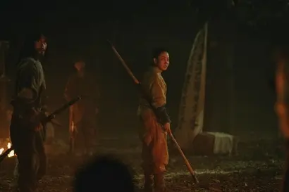도리깨를 휘두르는 여성 의병 범동 역의 김신록. 인간미 넘치는 김자령을 따르지만 왜적만큼이나 신분 질서가 공고한 사회도 질색인 인물이다. 사진=넷플릭스 제공