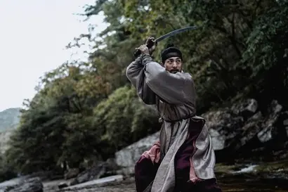 조선인의 코를 베어가는 ‘비귀’로 악명을 떨친 깃카와 겐신. 천영의 남다른 검술을 알아보며 둘만의 대결을 원했고, 천영과 종려의 검술이 다른 듯 닮았다는 사실을 알아채는 인물이다. 사진=넷플릭스 제공