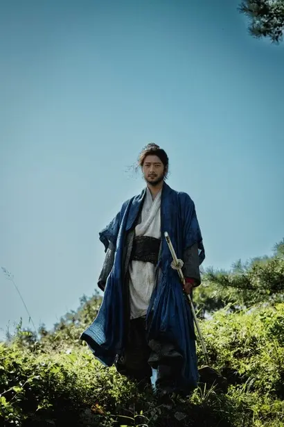 종려의 붉은 옷과 대비되는 청색 의상을 입으며 ‘청의검신’으로 불리는 천영. ‘형사 DUELIST’ ‘전우치’ ‘군도: 민란의 시대’에 이어 또 한 번 강동원이 사극 액션의 장기를 펼친다. 사진=넷플릭스 제공