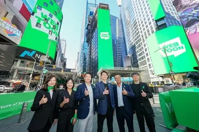 지난 6월 27일(현지시간) 웹툰엔터테인먼트 상장 기념 행사에 참석한 김효정 CPO, 손혜은 CDO, 김용수 CSO, 김준구 대표, 데이비드 COO&CFO, 박찬규 CTO(왼쪽부터). 사진=네이버웹툰