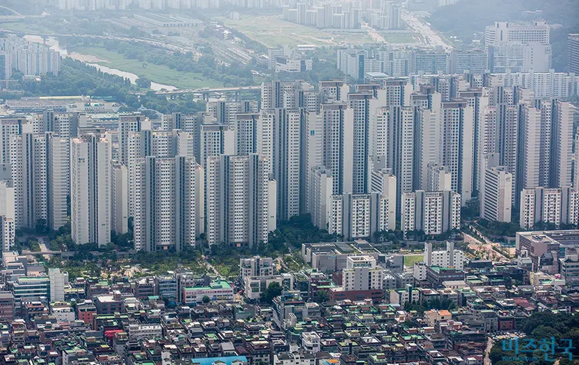 부동산 시장은 단기적 변동이 큰 특성을 가지기 때문에, 금융권 수장들이 장기적인 시각에서 시장 동향을 바라보고 판단할 필요가 있다. 사진은 서울 아파트 모습. 사진=최준필 기자