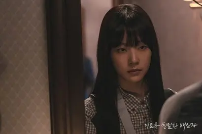 이혼한 전처가 데리고 있던 딸 하빈은 전처의 죽음 이후 장태수와 함께 살게 된다. 그러나 딸을 향해 의심을 품고 있는 태수와 마찬가지로 딸도 아빠를 경계한다. 사진=MBC 제공
