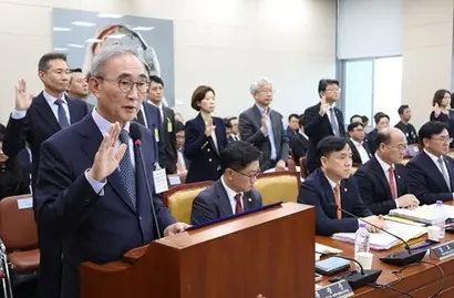 현대차그룹의 KT 최대주주 변경과 관련해 정치권에서 경영 참여 가능성에 대한 우려가 나온다. 지난달 25일 국회 과학기술정보방송통신위원회 국정감사에 증인으로 참석한 김영섭 KT 대표. 사진=연합뉴스