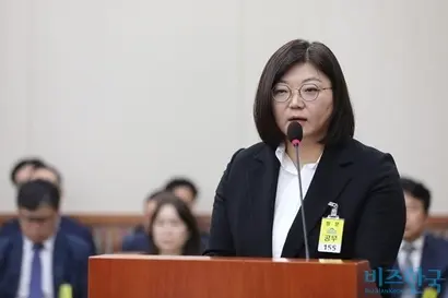 10월 15일 김주영 하이브 최고인사책임자가 국회에서 열린 환경노동위원회의 국정감사에 증인으로 출석해 의원 질의에 답변하고 있다. 사진=박은숙 기자