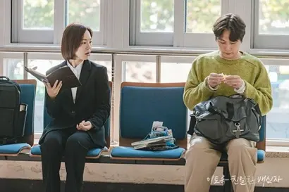 장태수를 보좌하는 범죄행동분석팀원 이어진과 구대홍 경장. 각각 이성과 감성, 좌뇌와 우뇌를 상징하는 인물답게 자리 배치도 주로 좌와 우로 나뉘어 비춘다. 사진=MBC 제공