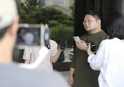 지난 8월 명예훼손 혐의로 재판에 선 유튜버 탈덕수용소(위). 지난 7월 공갈 혐의를 받는 유튜버 구제역이 서울중앙지검에 자진출석한 모습. 사진=연합뉴스, 박정훈 기자