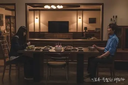 ‘이친자’는 영화보다 더 영화적인, 때로는 연극보다 더 연극적인 화면을 보여주곤 한다. 멀찍이 떨어진 식탁에서의 대립 구도는 그만큼 먼 서로의 심리를 반영한 장면. 사진=MBC 제공