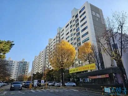 서울 강남권 재건축 대어로 꼽히는 개포 경남(사진), 우성 3차, 현대 1차 아파트가 세 단지를 통합해 정비하는 통합재건축 설명회를 연다. 사진=차형조 기자