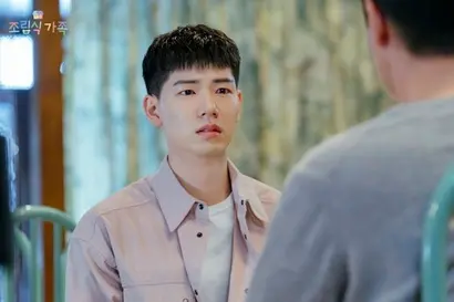 ‘슬기로운 의사생활’의 홍도로 얼굴을 알린 배현성은 ‘우리들의 블루스’ ‘경성크리처 시즌2’를 거쳐 ‘조립식 가족’으로 웃음과 눈물을 넘나드는 폭넓은 연기를 펼치며 배우로서의 입지를 확고히 다졌다.