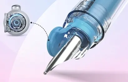 라이텍 노크 만년필은 코스메틱 브랜드 클리카의 원터치 밀폐 케이스 기술을 필기구에 접목한 제품으로, 노크 기구를 통해 간편하게 사용할 수 있는 독특한 장점을 지닌다. 사진=페어그린 제공