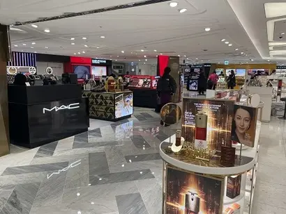 지난 2일 롯데면세점 서울 명동본점 내부. 면세 업계는 외국인의 면세점 쇼핑이 줄어들면서 불황이 지속되고 있다. 사진=박해나 기자