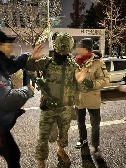 국회 수소차충전소 앞에서 시민들과 실랑이를 벌이고 있는 계엄군. 사진=독자 제공